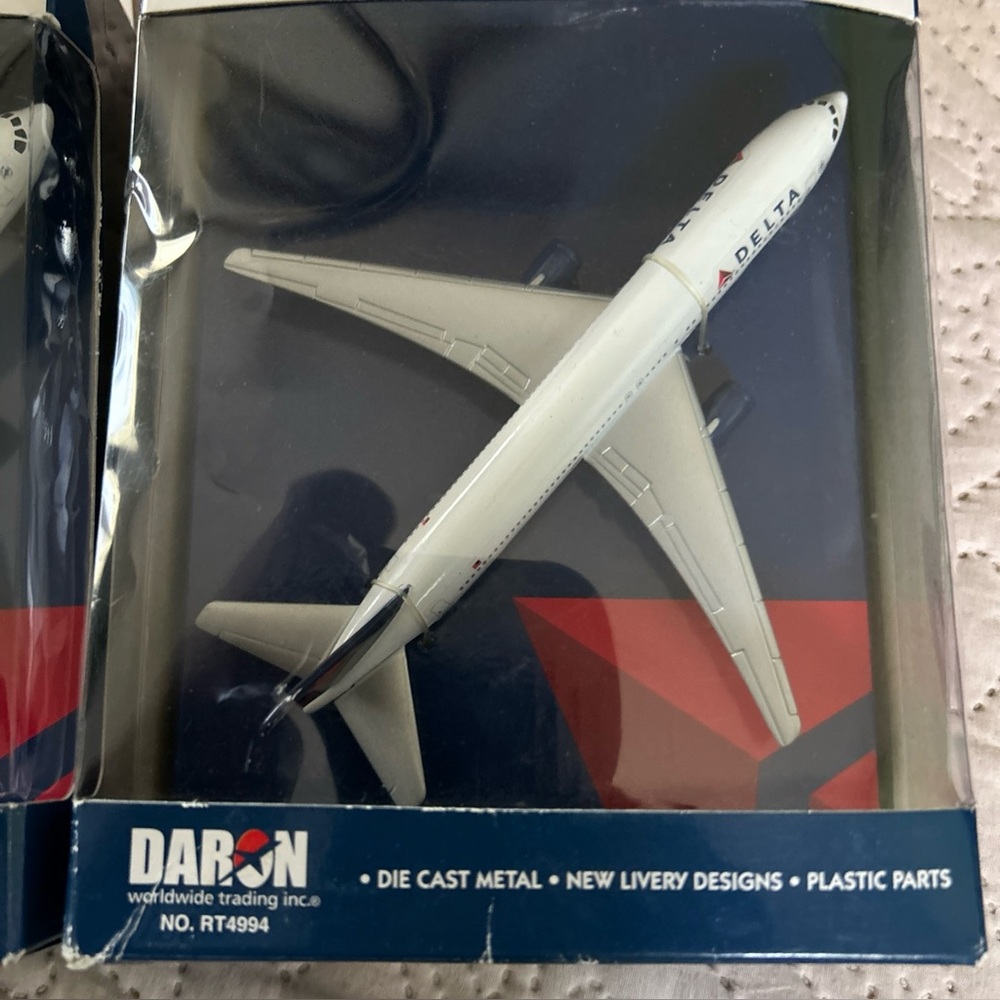 Daron die cast delta airplane